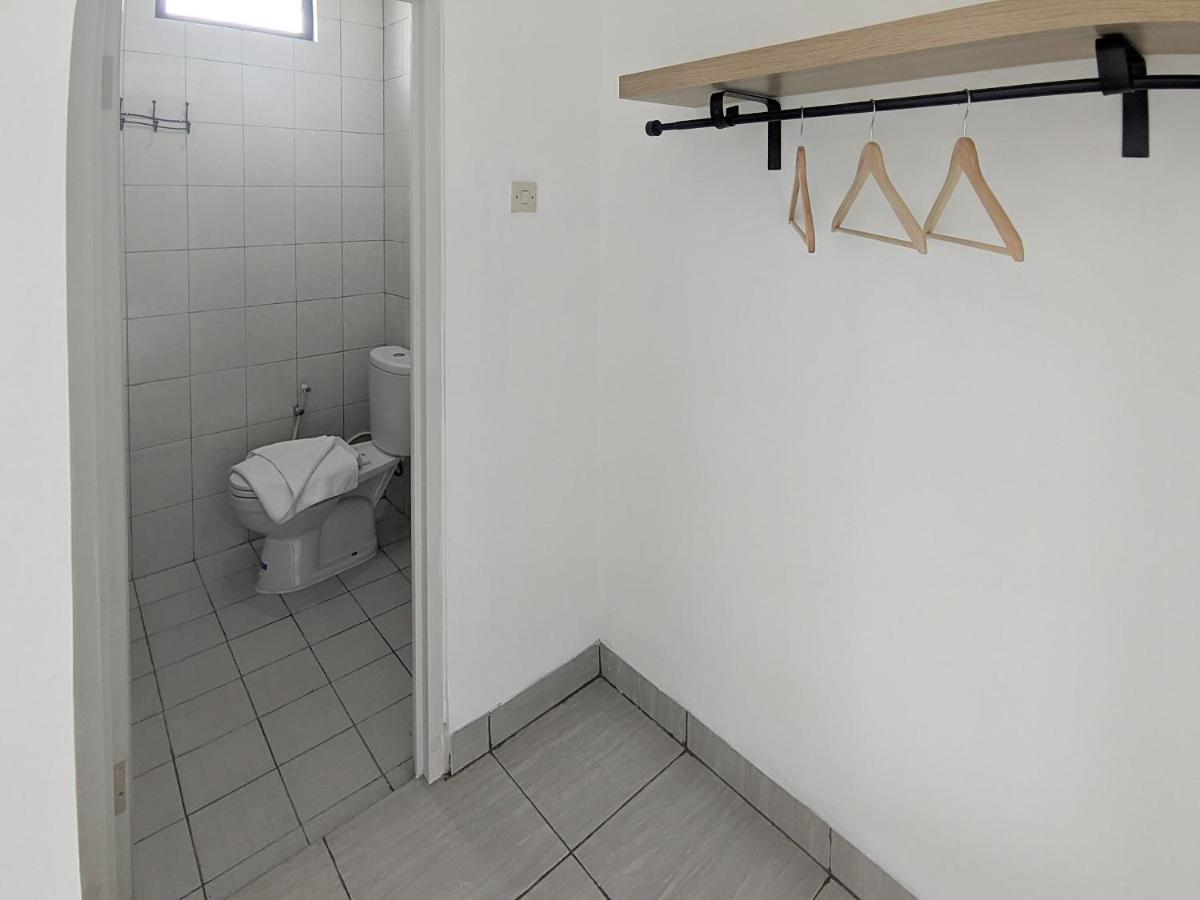 Reddoorz Syariah Near Jalan Caman Raya Bekasi 호텔 외부 사진